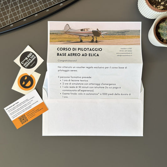 foto prodotto del finto voucher per corso di pilotaggio aereo ad elica con busta