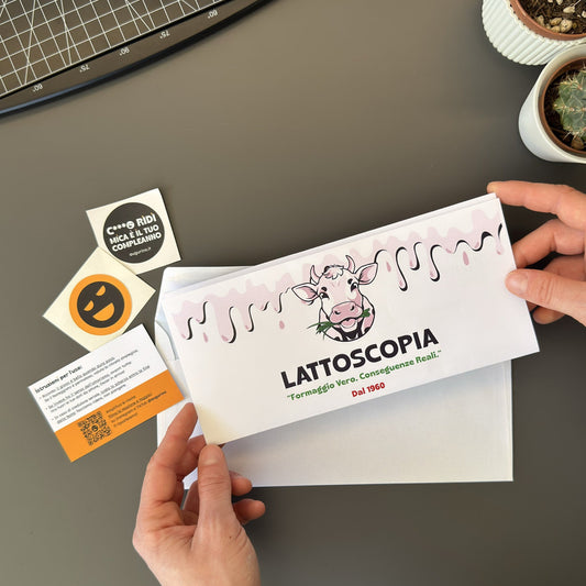 Foto prodotto del finto voucher per fornitura a vita di stracchino con lattosio per persone intolleranti al lattosio tenuto tra le mani