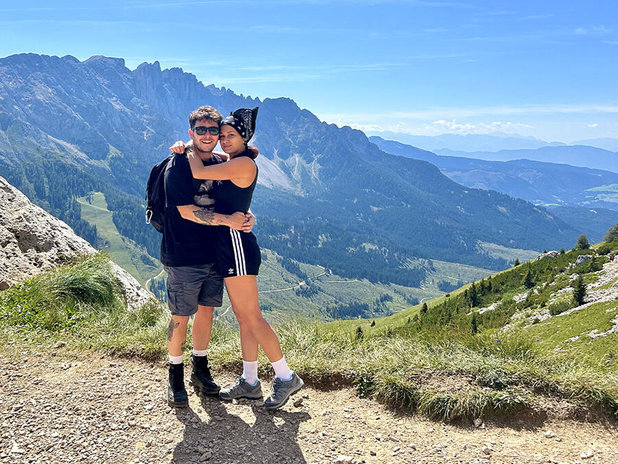 Irma e Andrea in montagna Coppia di giovani in montagna in estate