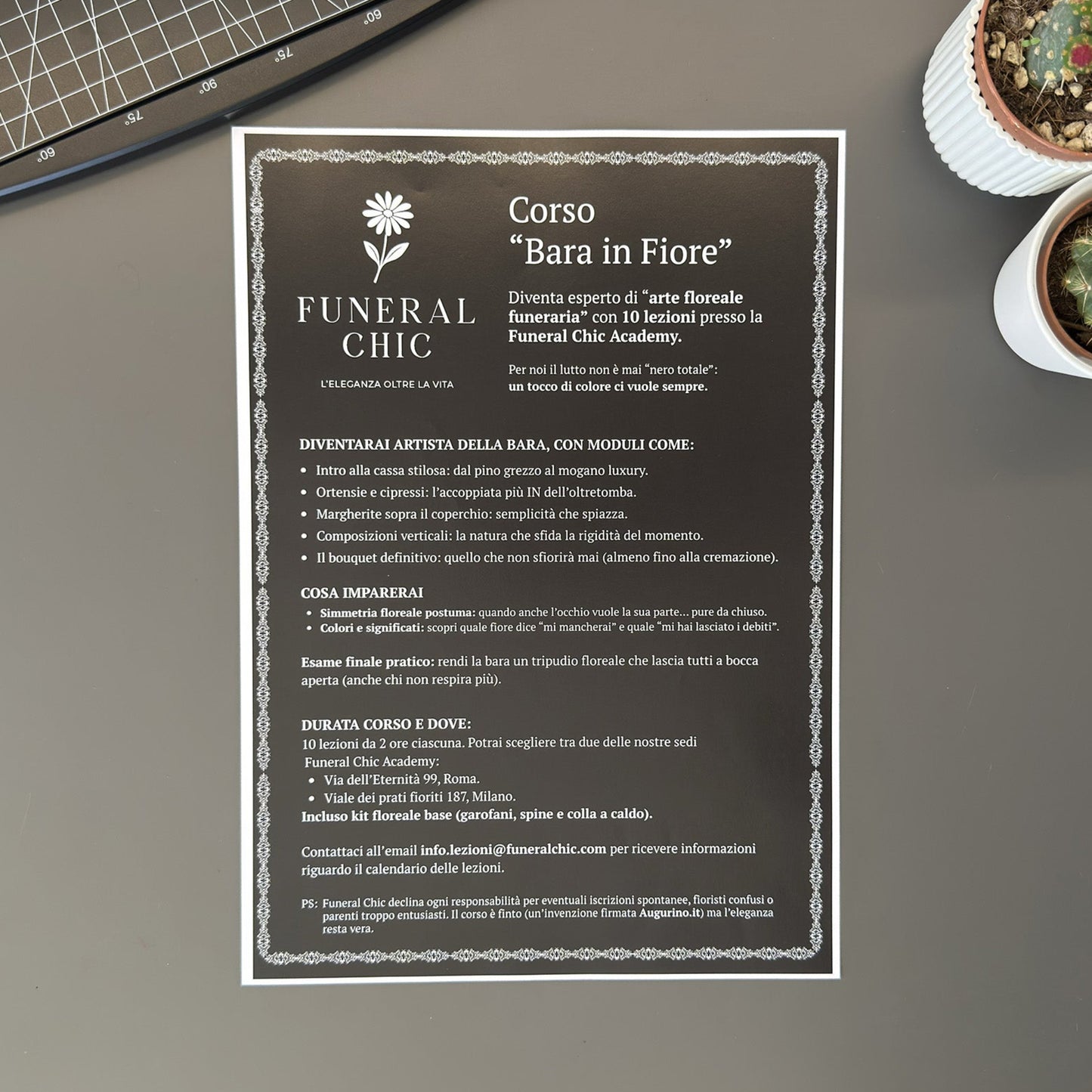 Foto prodotto del finto voucher per il corso per diventare esperti di arte floreale funeraria tenuto tra le mani