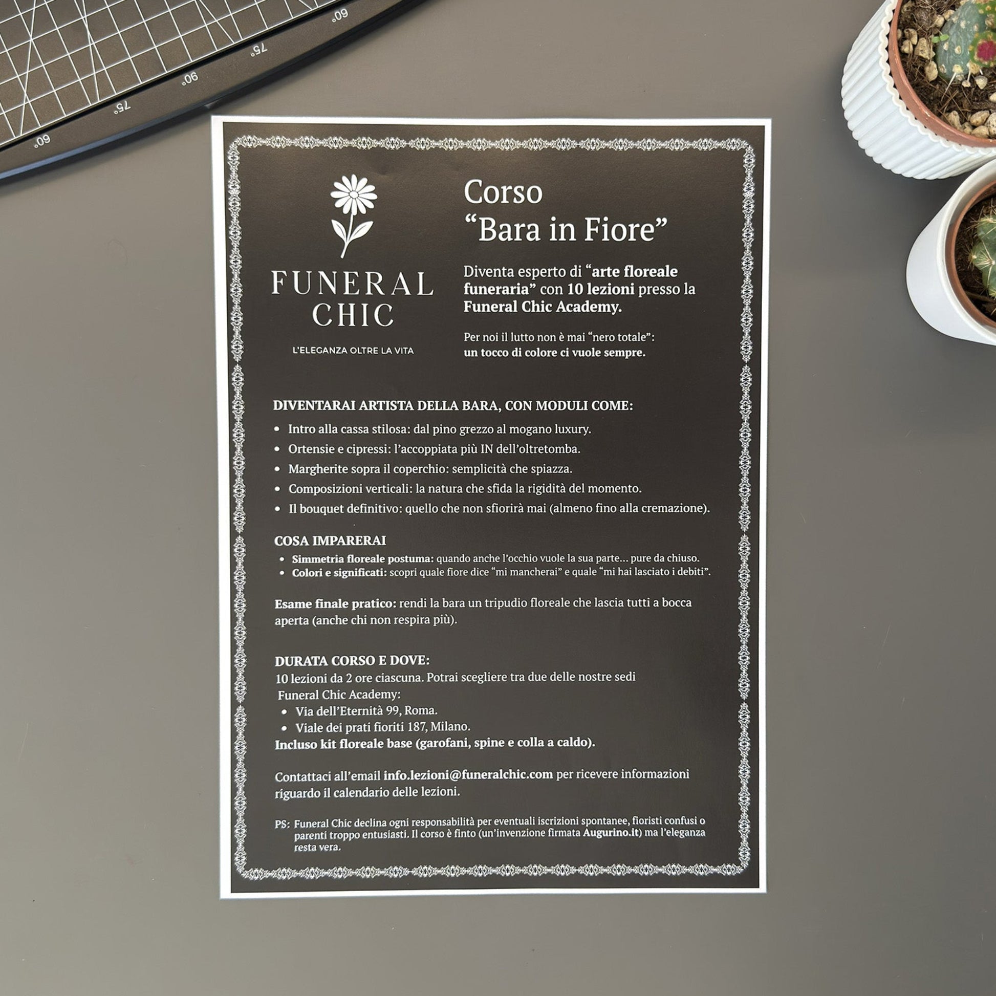 Foto prodotto del finto voucher per il corso per diventare esperti di arte floreale funeraria tenuto tra le mani
