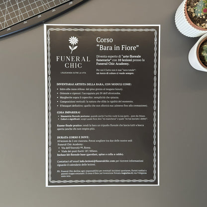 Foto prodotto del finto voucher per il corso per diventare esperti di arte floreale funeraria tenuto tra le mani