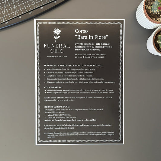Foto prodotto del finto voucher per il corso per diventare esperti di arte floreale funeraria tenuto tra le mani