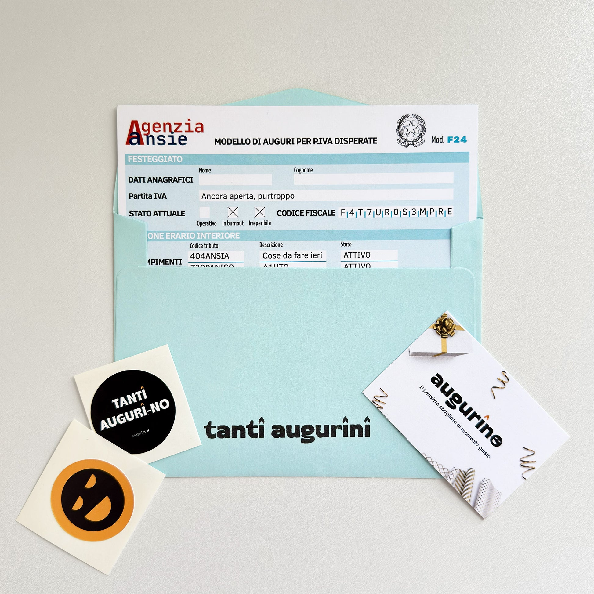 Foto packaging e busta biglietto d'auguri stile modello f24 per partite iva disperate
