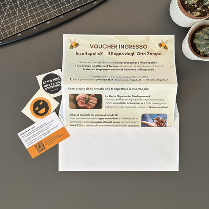 Foto prodotto del finto voucher per una visita all'insettiario più grande d'europa per persone che hanno la fobia degli insetti con busta da lettere