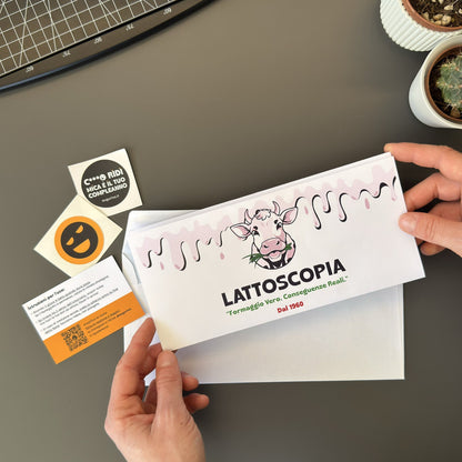 Foto prodotto del finto voucher per fornitura a vita di stracchino con lattosio per persone intolleranti al lattosio tenuto tra le mani