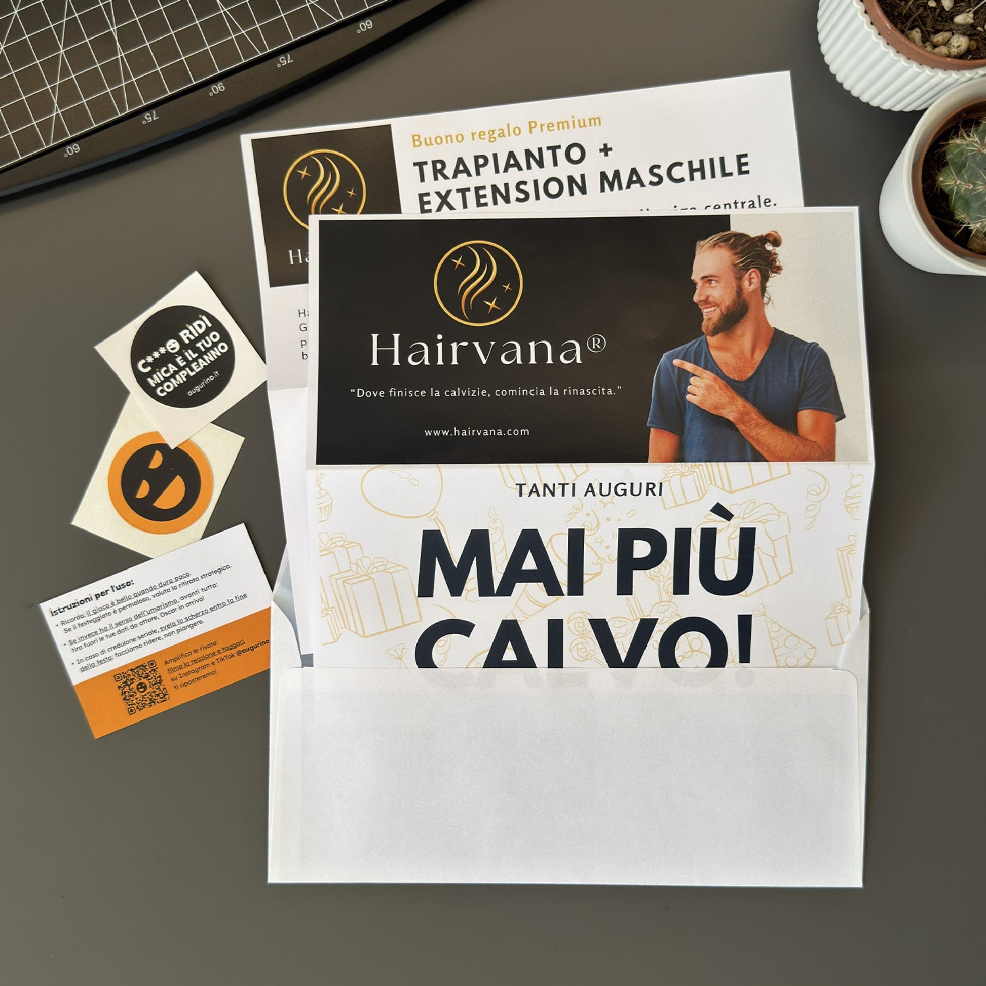 Foto prodotto finto voucher ironico di Augurino tenuto tra le mani per trapianto di capelli, con scritta ‘Mai più calvo’.