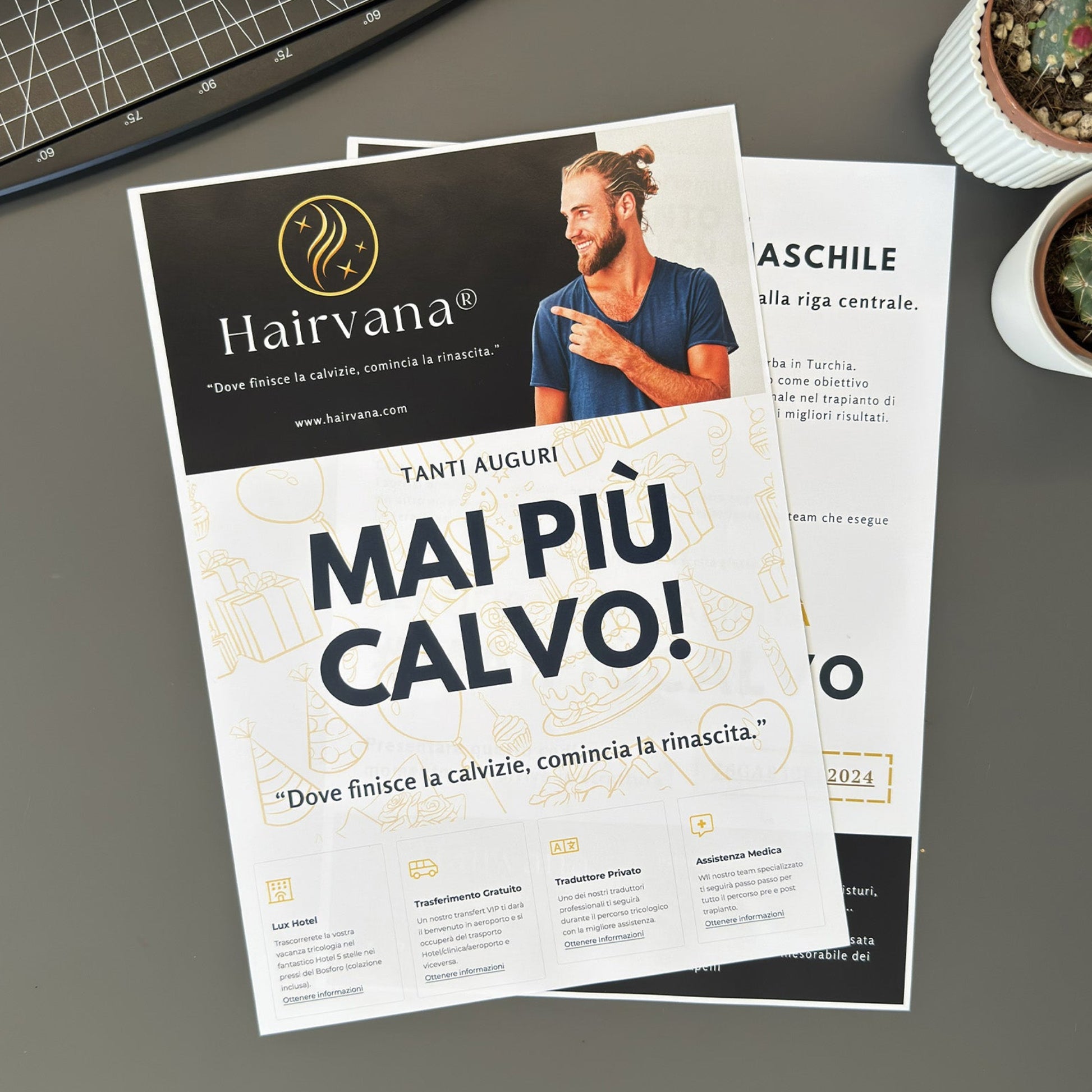 Foto prodotto finto voucher ironico di Augurino tenuto tra le mani per trapianto di capelli, con scritta ‘Mai più calvo’.