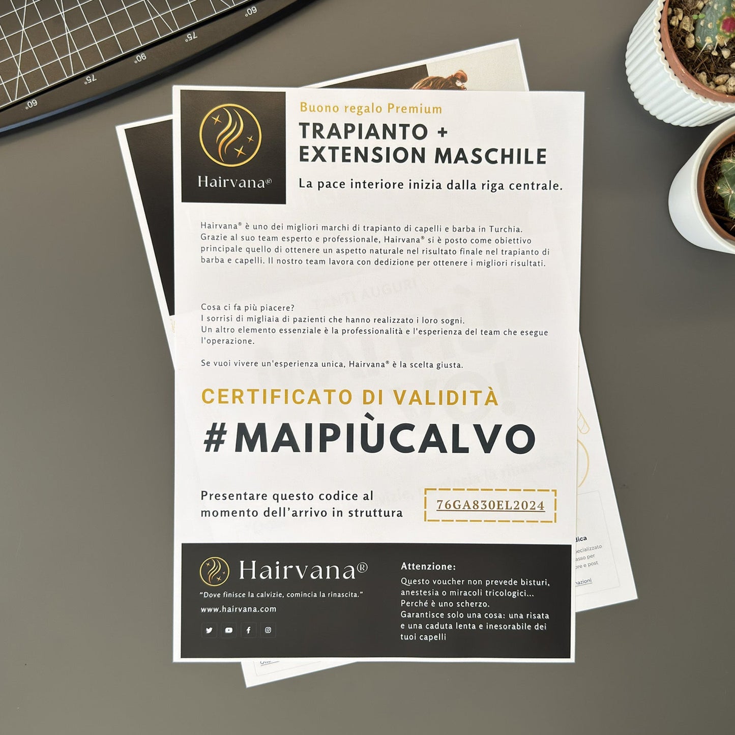 Foto prodotto finto voucher ironico di Augurino tenuto tra le mani per trapianto di capelli, con scritta ‘Mai più calvo’.