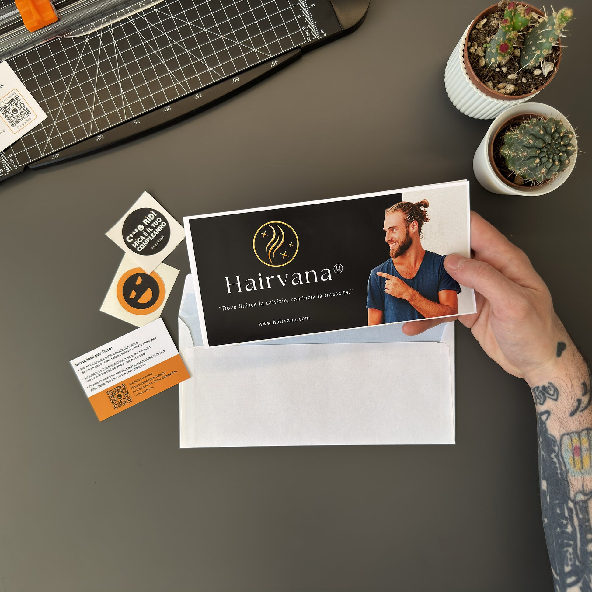 Foto prodotto finto voucher ironico di Augurino tenuto tra le mani per trapianto di capelli, con scritta ‘Mai più calvo’.