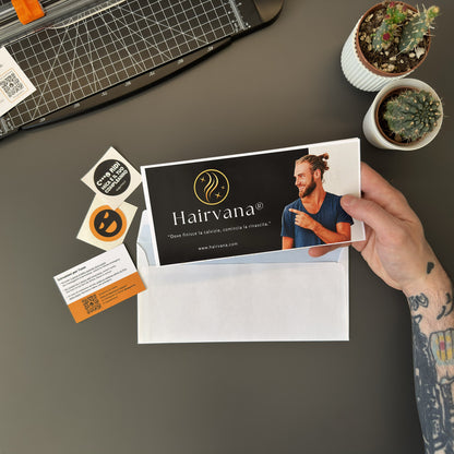Foto prodotto finto voucher ironico di Augurino tenuto tra le mani per trapianto di capelli, con scritta ‘Mai più calvo’.