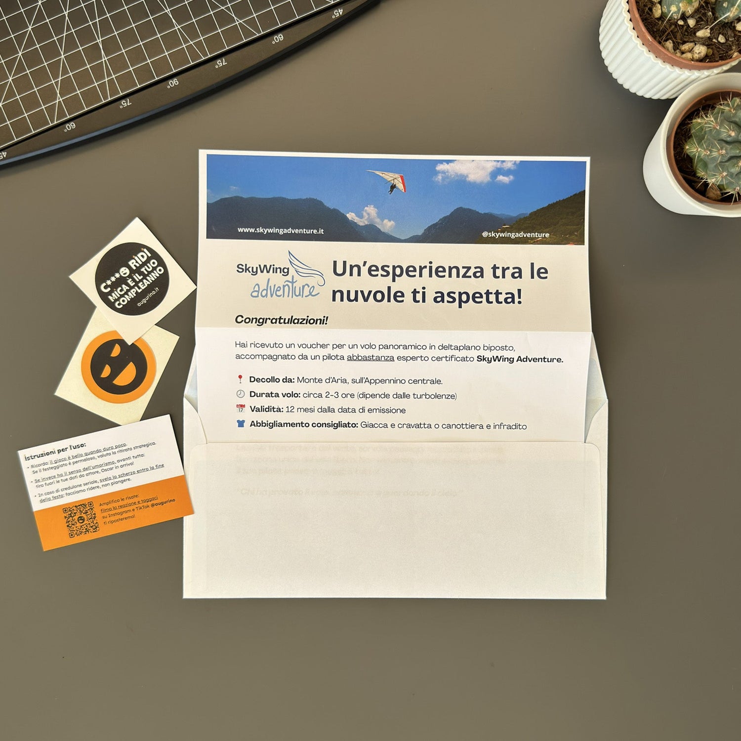 Foto prodotto finto voucher volo in deltaplano inserito nella busta da lettera