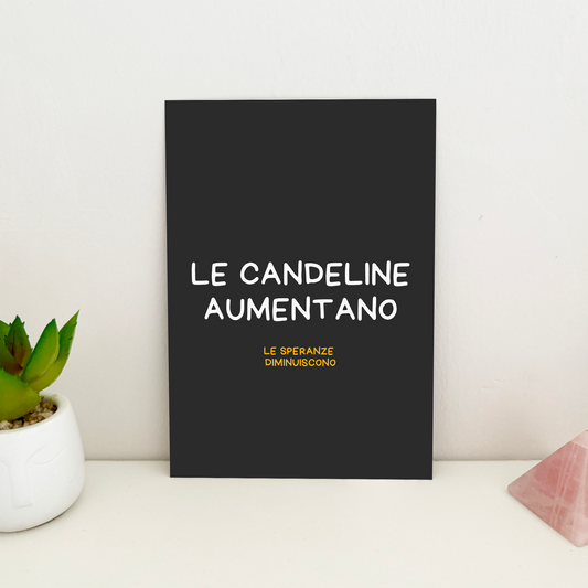 biglietto di auguri con scritto le candeline aumentano le speranze diminuiscono