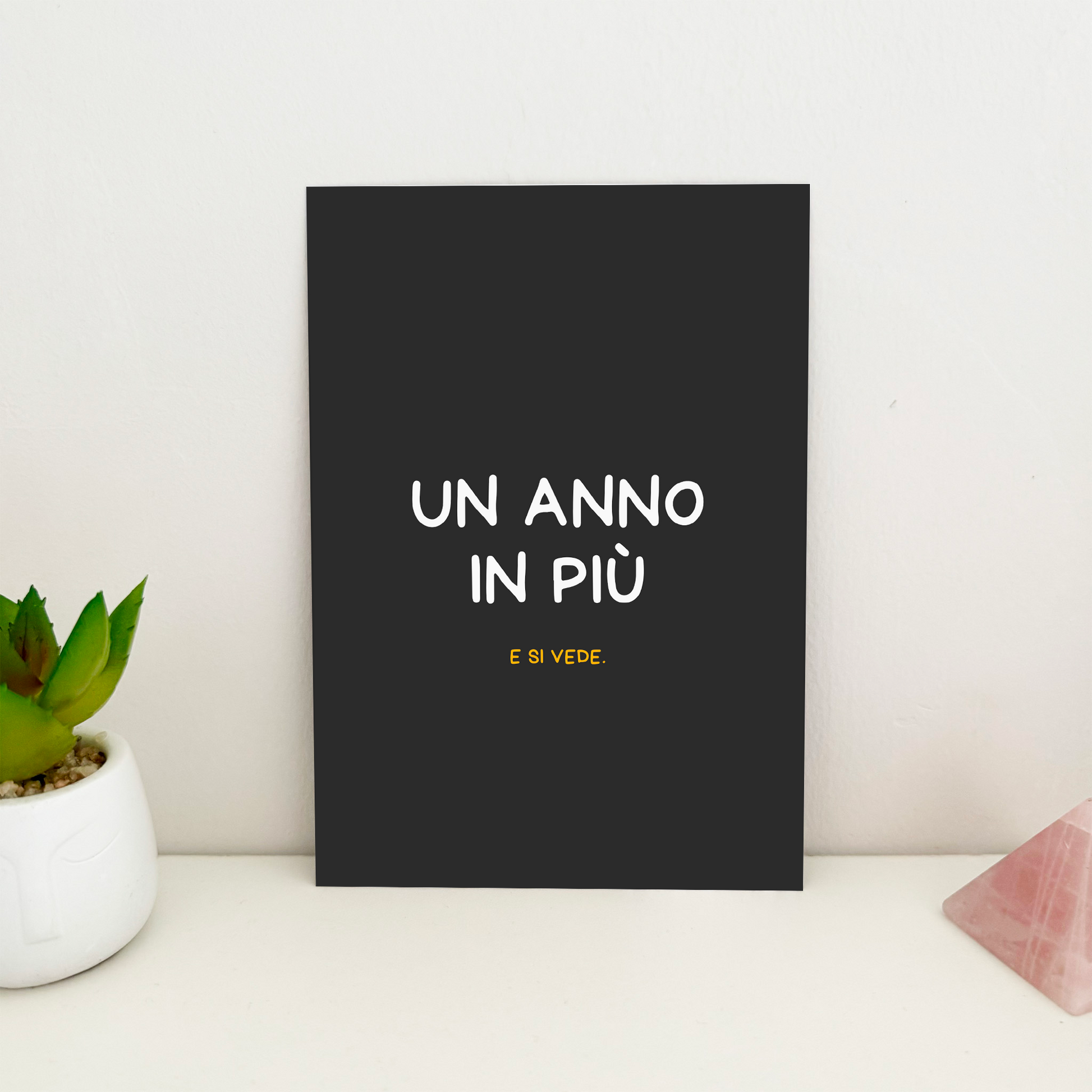 foto fronte biglietto di auguri con scritta un anno in più, e si vede