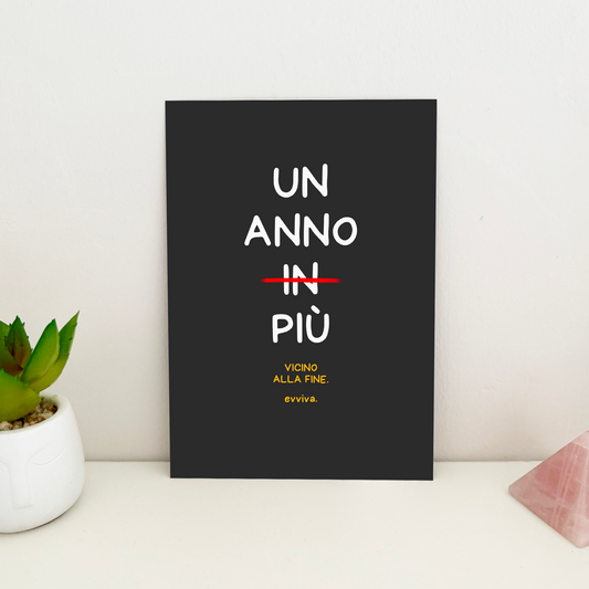 biglietto di auguri ironico con scritta un anno più vicino alla fine. evviva.
