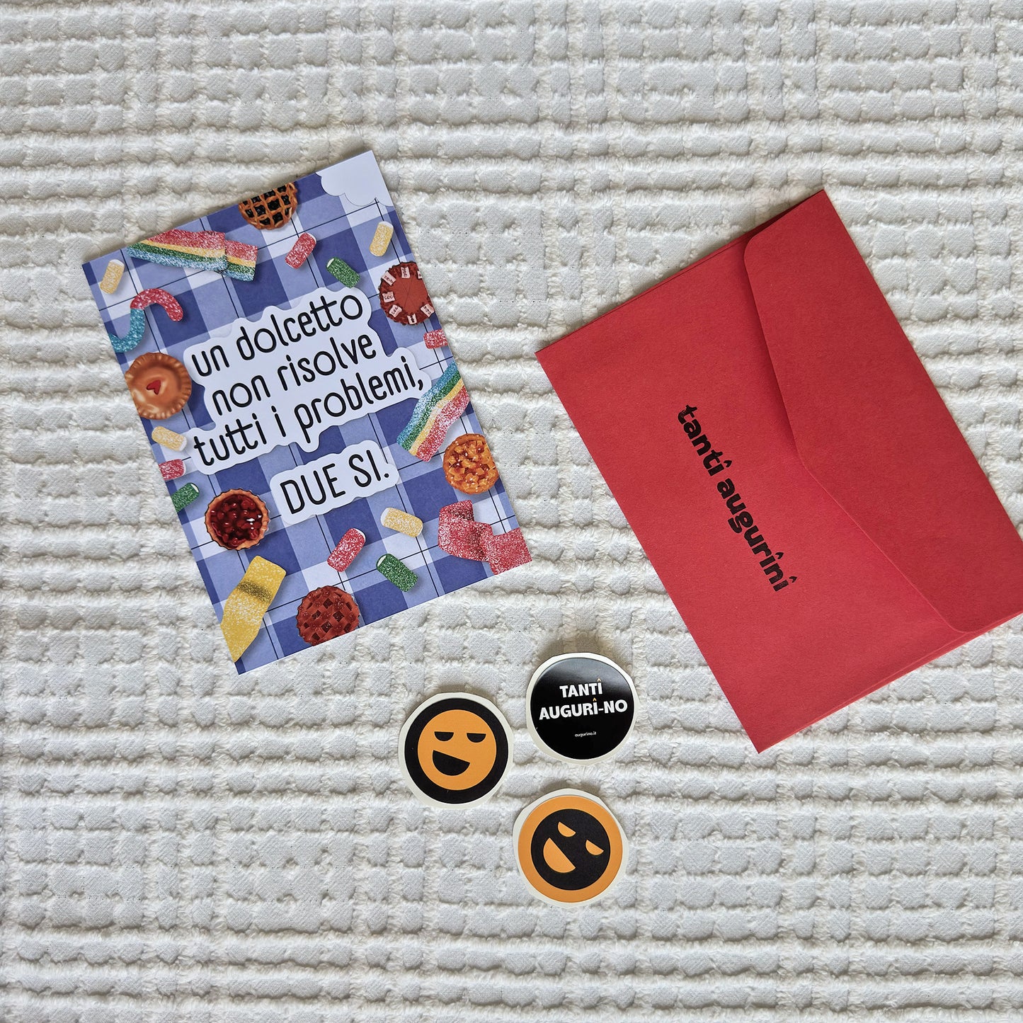 foto biglietto con scritta un dolcetto non risolve tutti i problemi due sì con busta colorata e sticker