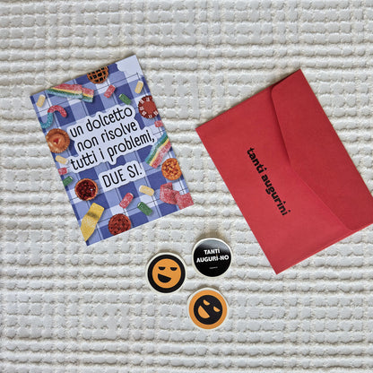 foto biglietto con scritta un dolcetto non risolve tutti i problemi due sì con busta colorata e sticker