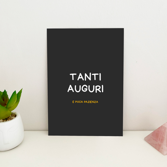 foto fronte biglietto di auguri con scritta tanti auguri e poca pazienza