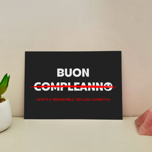 biglietto d'auguri con scritta ironica buon compleanno lento e inesorabile declino cognitivo