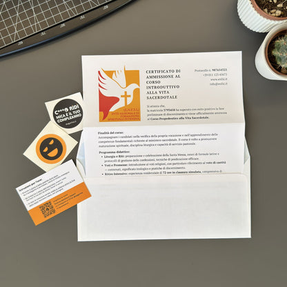 Foto prodotto di augurino del finto voucher per ammissione al percorso spirituale per diventare sacerdoti con busta da lettera