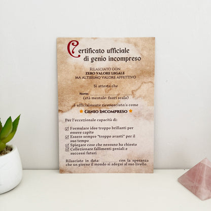 foto fronte del biglietto di auguri "certificato di genio incompreso"