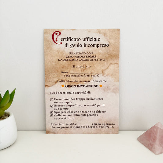 foto fronte del biglietto di auguri "certificato di genio incompreso"