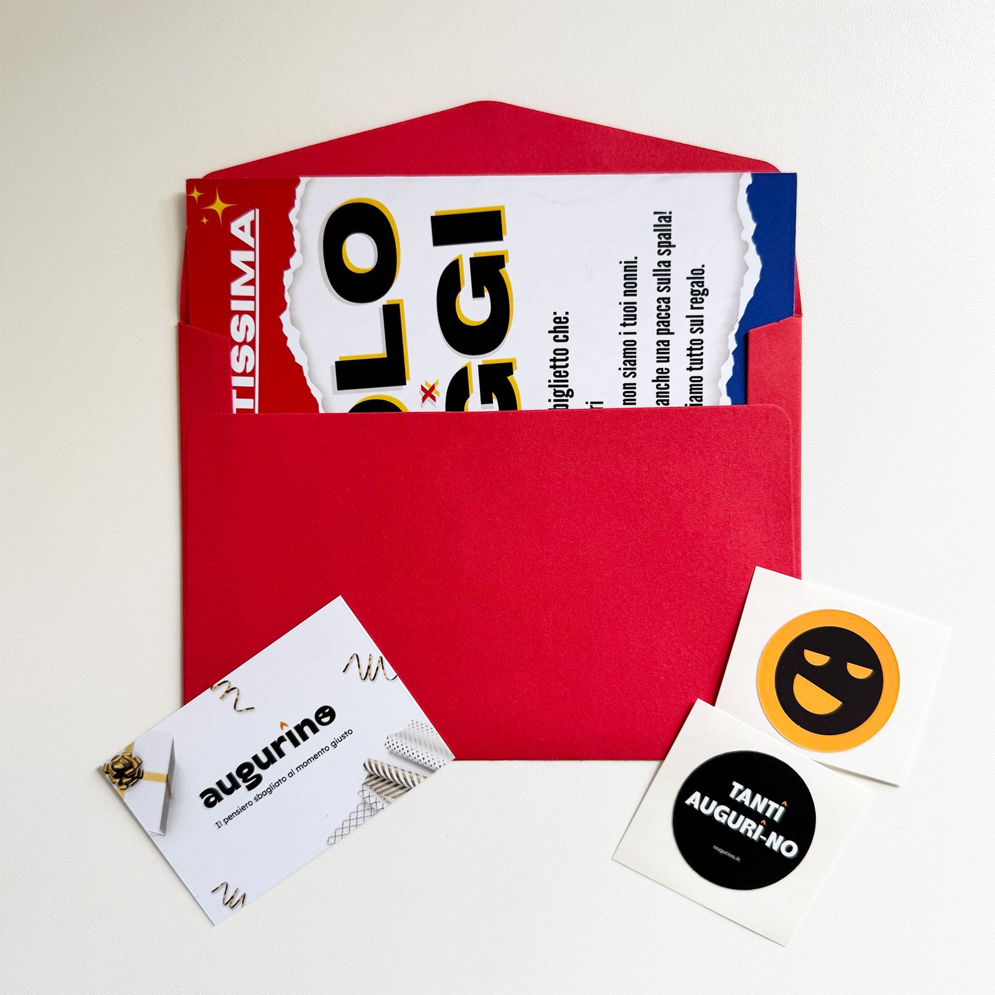 foto del biglietto di auguri stile "offertissima solo x oggi auguri inutili" con busta e sticker