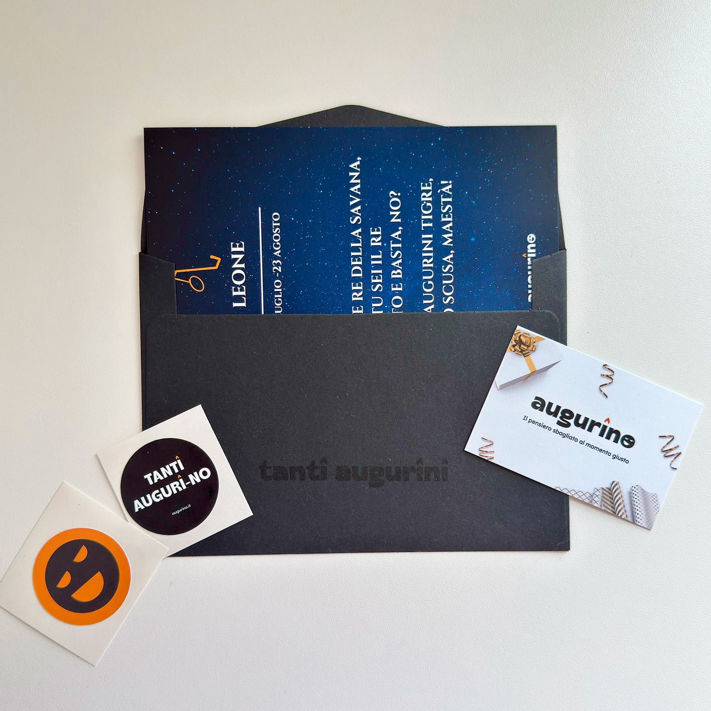foto biglietto di auguri segno zodiacale leone con busta da lettera e sticker
