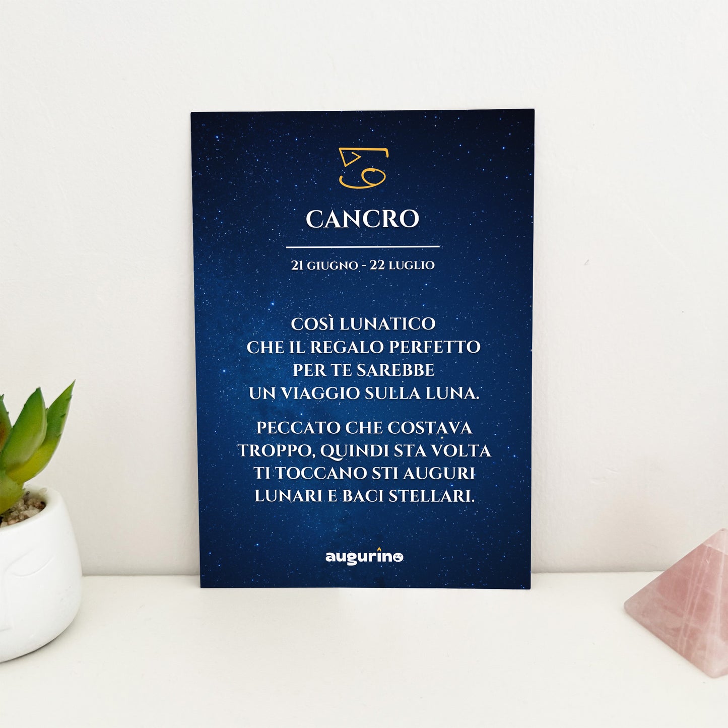 foto fronte biglietto di auguri segno zodiacale cancro con scritta ironica