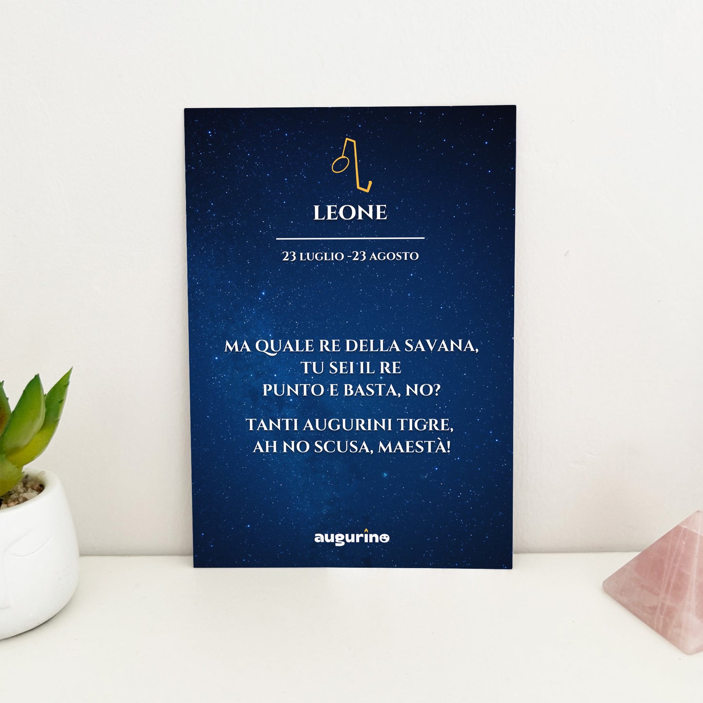 foto fronte biglietto di auguri segno zodiacale leone con scritta ironica