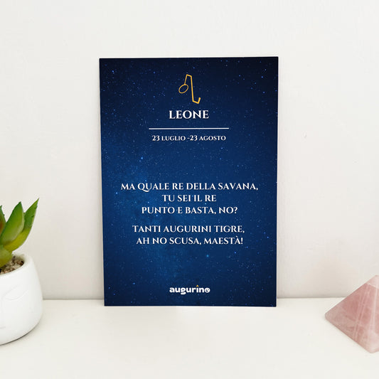 foto fronte biglietto di auguri segno zodiacale leone con scritta ironica