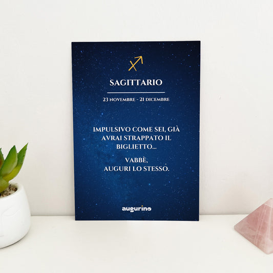foto fronte biglietto di auguri segno zodiacale sagittario con scritta ironica