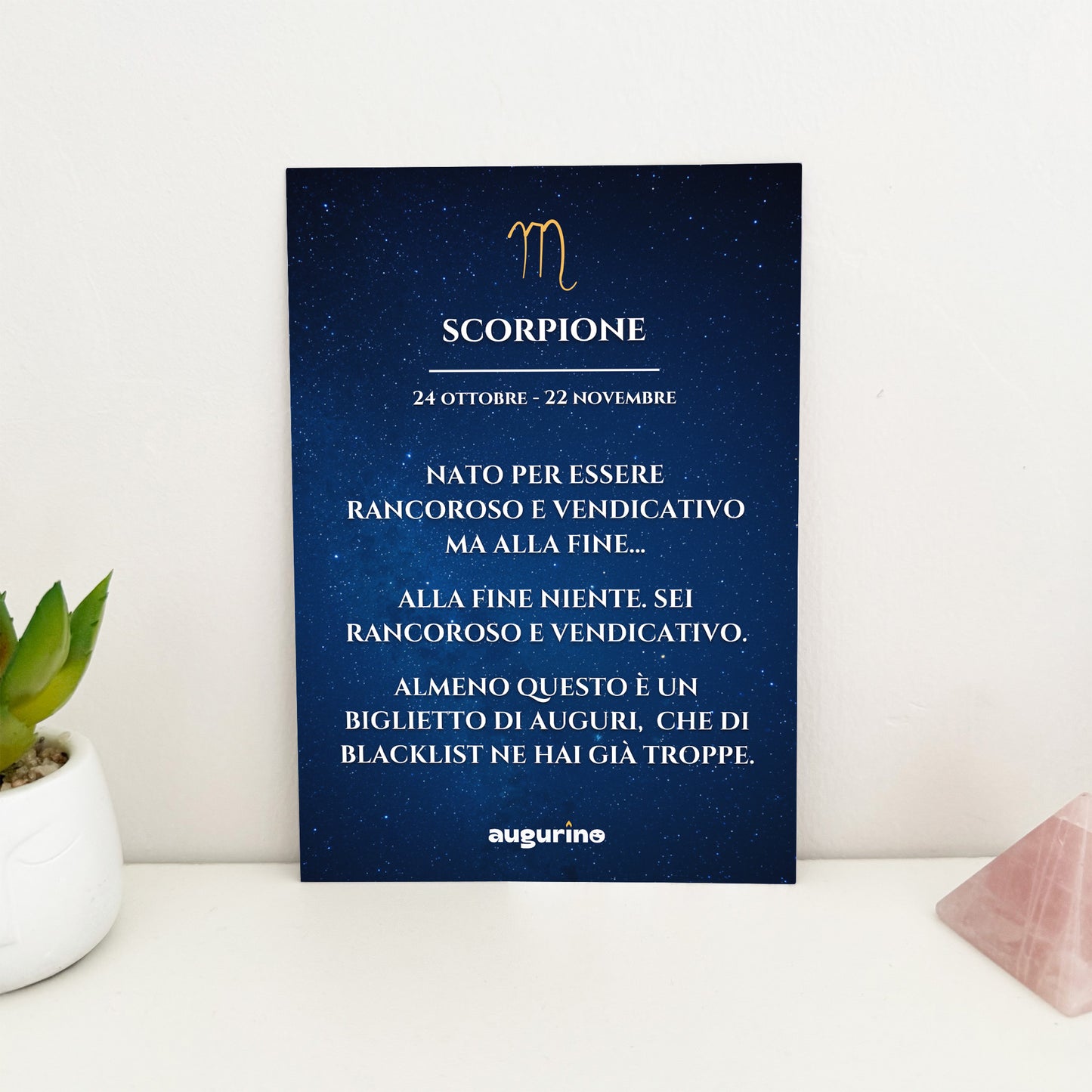 foto fronte biglietto di auguri segno zodiacale scorpione con scritta ironica