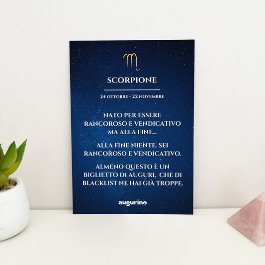 foto fronte biglietto di auguri segno zodiacale scorpione con scritta ironica