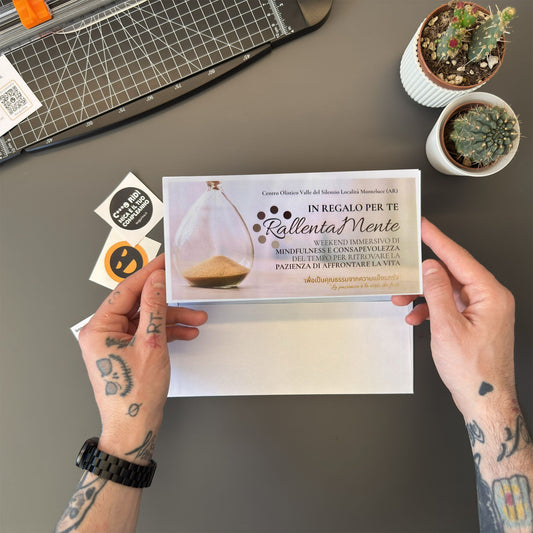 foto del finto voucher per un weekend immersivo di mindfulness