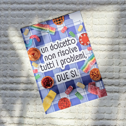 foto fronte biglietto con scritta un dolcetto non risolve tutti i problemi due sì
